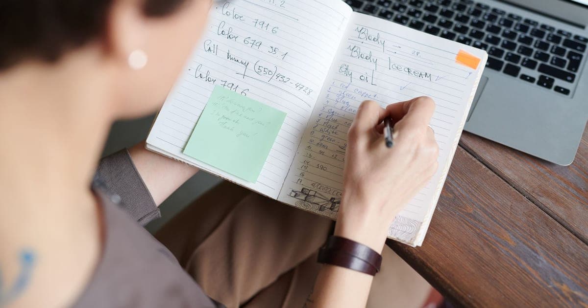 How to Write a Customer Feedback Synthesis Prompt With Themes and Quotes